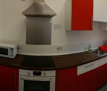 1 bedroom in a flat share to rent - Photo 2