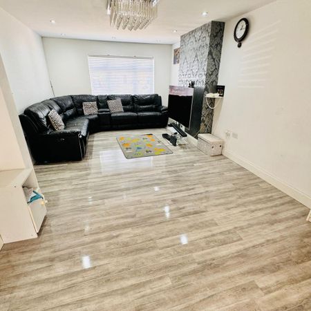 4 bedroom semi-detached house to rent - Photo 2