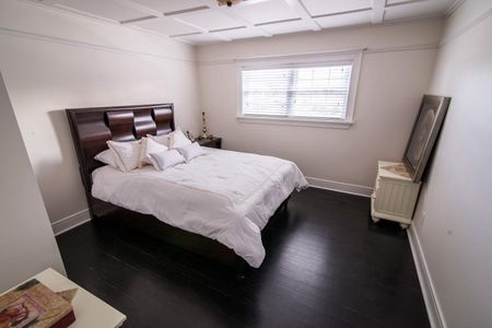 Executive fully furnished 7 bedroom 3 bath home - Photo 5