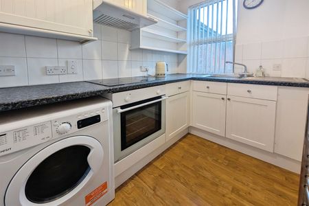 High Road, SO16 - Photo 2