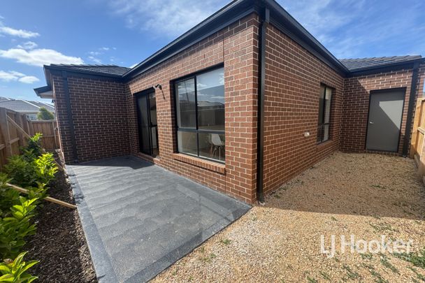 Spacious 4-Bedroom Family Home in Harpley Estate - Werribee - Photo 1