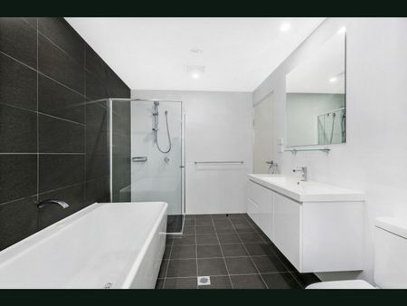 Executive Oversized Apartment Living - Photo 4