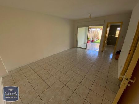 Location Appartement 2 pièces 50m² ST GILLES LES BAINS 97434 - Photo 2