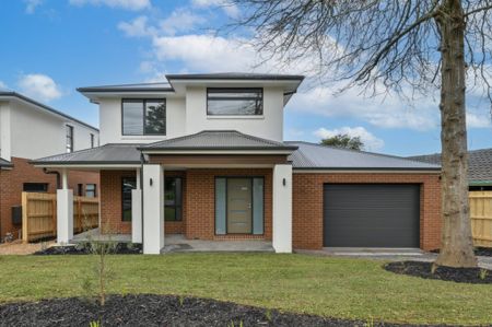 Stunning Townhouse, Fabulously Finished! - Photo 2