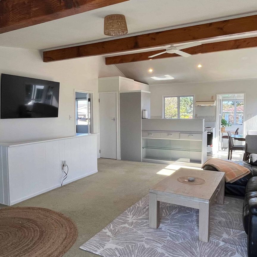 For Rent - Spacious Family Home in Sought-After One Tree Point - Photo 1