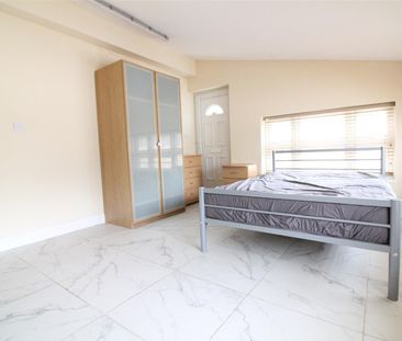 Chertsey Bridge Road, Chertsey - Photo 2