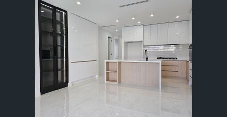 Modern & stylish 4-bedroom family home located opposite Senol Shopping Centre! - Photo 5