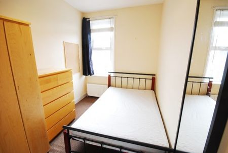 3 Bed - Warwick Street, Heaton - Photo 3