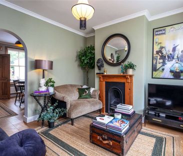 Beautiful Victorian terrace in a sought-after cul-de-sac - Photo 2