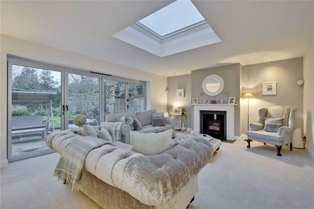 A beautifully presented family home within a two mile radius of Weybridge mainline train station. - Photo 3