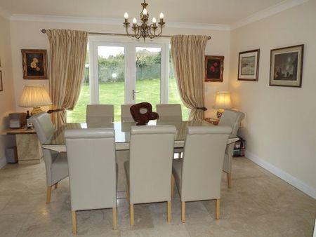 Ferndown - Photo 3