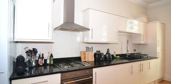 2 bedroom flat in London - Photo 2