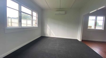 Large Four Bedroom Home - Photo 4