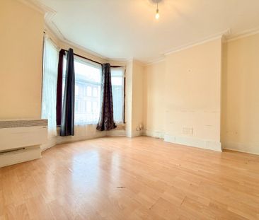 1 Bed Flat, Harpour Road, IG11 - Photo 2