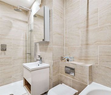 A beautifully presented three bedroom flat on quite residential str... - Photo 5