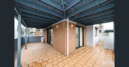 Beautiful Three Bedroom Apartment In The Icon building - Photo 4