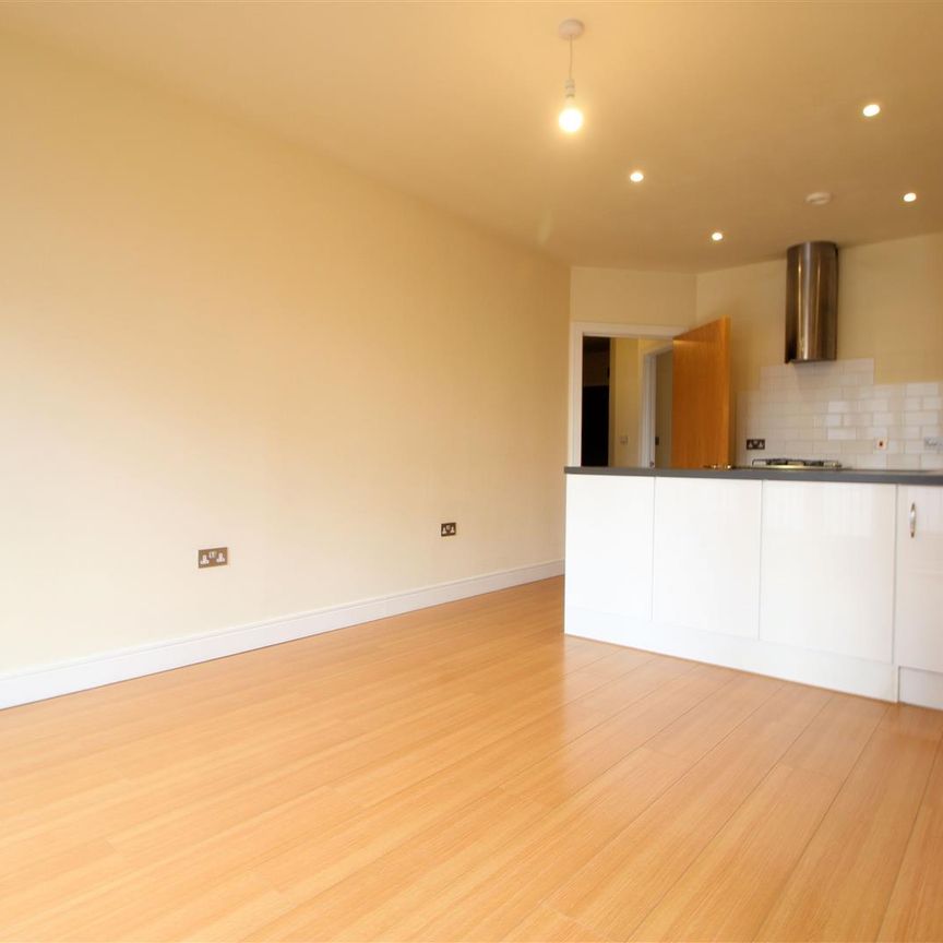 Goldsworth Road, Woking, Surrey, GU21 6JY - Photo 1