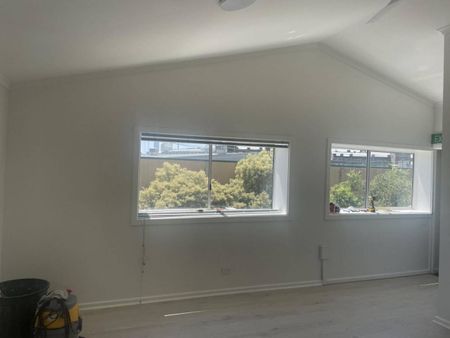 Residence above mechanic workshop - Photo 4