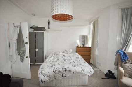 Three Bedroom House to rent in Ashburnham Rd, - Photo 5