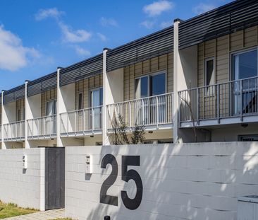 Modern, Sunny 2-Bedroom Townhouse – Prime Location! - Photo 4