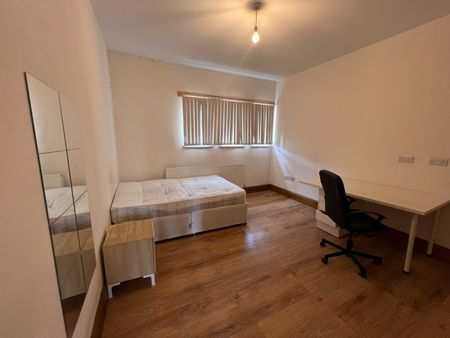 3 Bed Flat, Hyde Terrace, LS2 - Photo 3