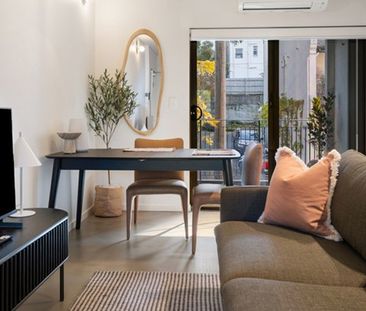 Chic Furnished Urban Sanctuary in Quiet Pocket - Photo 4