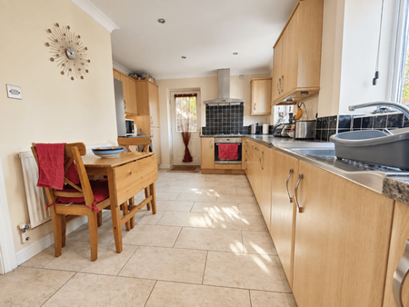 4 bedroom detached house to rent - Photo 4