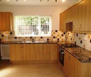 3 bedroom end of terrace house to rent - Photo 2