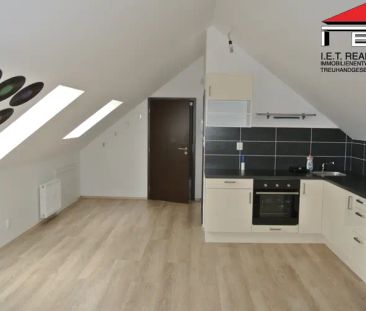 Pronájem světlého podkrovního bytu 1+kk, 39 m - Photo 2