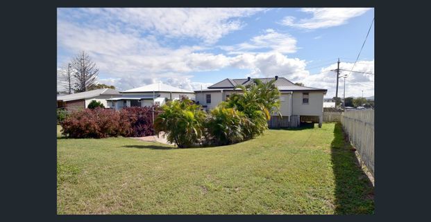 NEAT AND WELL PRESENTED 3 BEDROOM QUEENSLANDER - Photo 1