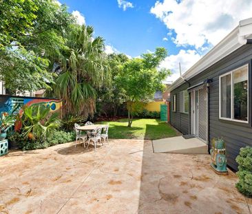 Stylish Three Bedroom Home - Photo 3