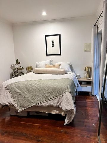 Large 4 Bedroom home + 1 Bedroom self contained - Photo 5