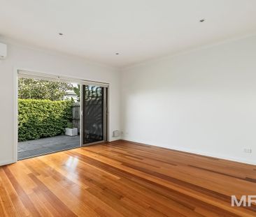 Spotless modren unit with great courtyard - Photo 4
