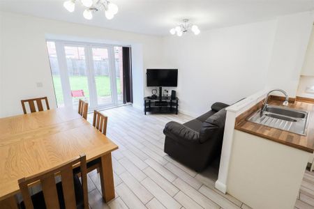 4 bedroom detached house to rent - Photo 2
