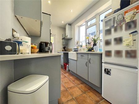 Central Avenue, Hounslow, TW3 2RJ - Photo 3