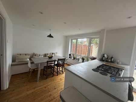 3 bedroom semi-detached house to rent - Photo 5