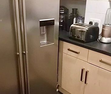 Room in a Shared Flat, Mantlet Close, SW16 - Photo 1