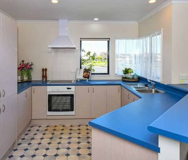 Warm and cosy home in Pukekohe! - Photo 1