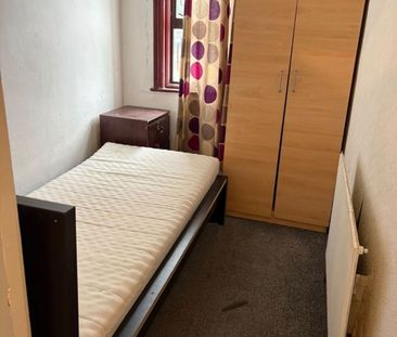 Room in a Shared House, Byron Avenue, E12 - Photo 1