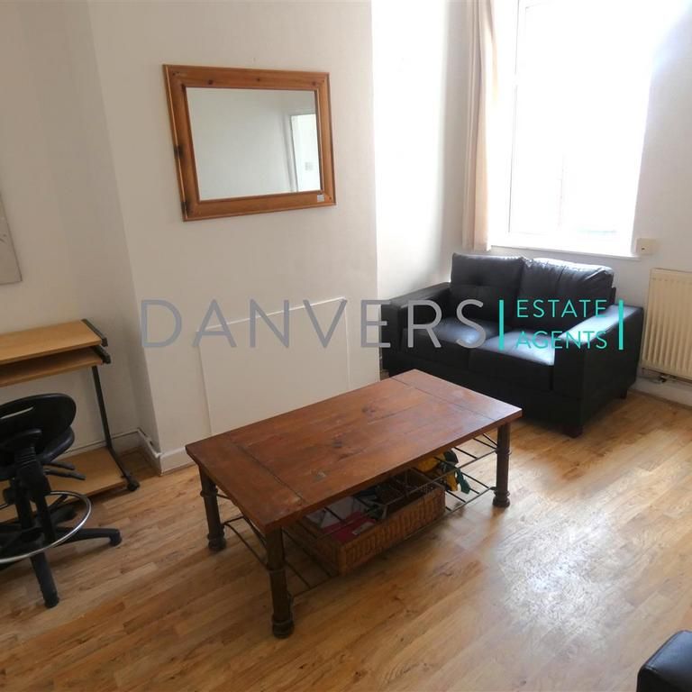 4 bedroom terraced house to rent - Photo 1