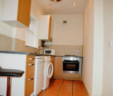 Double bedroom in 4-bedroom house - Photo 6