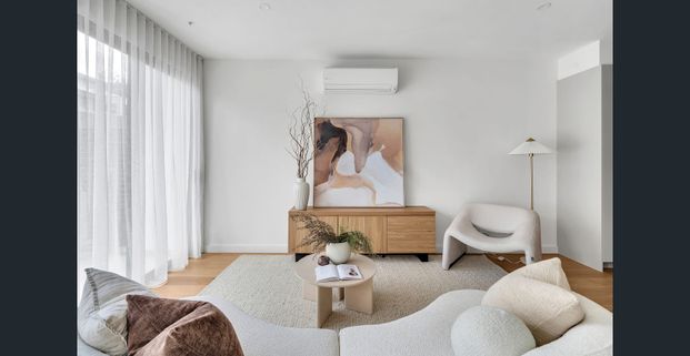 Incredible 3 bedroom 2 bathroom townhouse - Photo 1