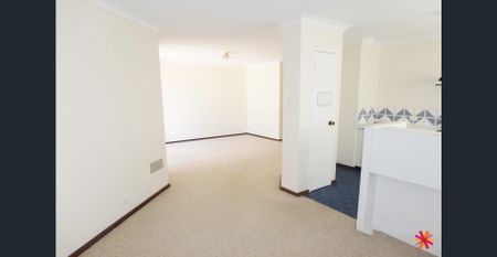 YOUR PERFECT VICTORIA PARK PAD WITH COURTYARD AND CONVENIENCE - Photo 2