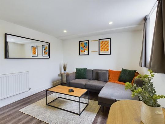 4 bedroom flat to rent - Photo 1