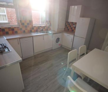 4 bedroom flat to rent - Photo 5