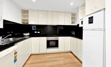 Furnished, spacious 1-bedroom apartment - Photo 3