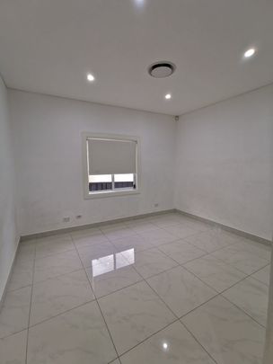 SUPERSIZED 5 BEDROOM HOUSE PLUS 2 BEDROOM GRANNY FLAT. - Photo 1