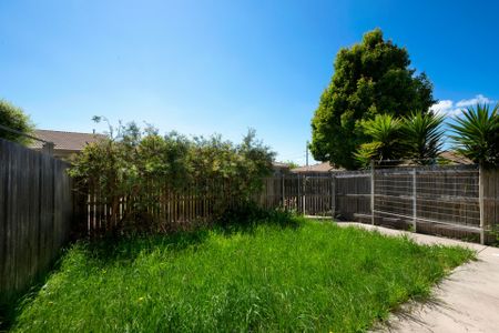 One Bedroom Townhouse With Low Maintenance Courtyard - Photo 5