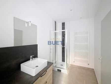 A LOUER - Appartement de type 4 situé 11 RUE DU CHAPEAU ... - Photo 4