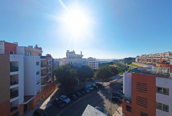 Apartamento T3 com Terraço Privativo para Arrendamento em Nova Queijas